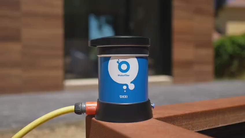 Cargar video: Demonstration of the OXXI water filter at work.